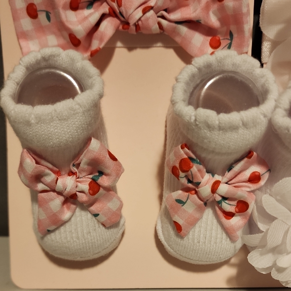NWT Bebe Baby Boutique White and Pink Booties Set - Picture 3 of 6